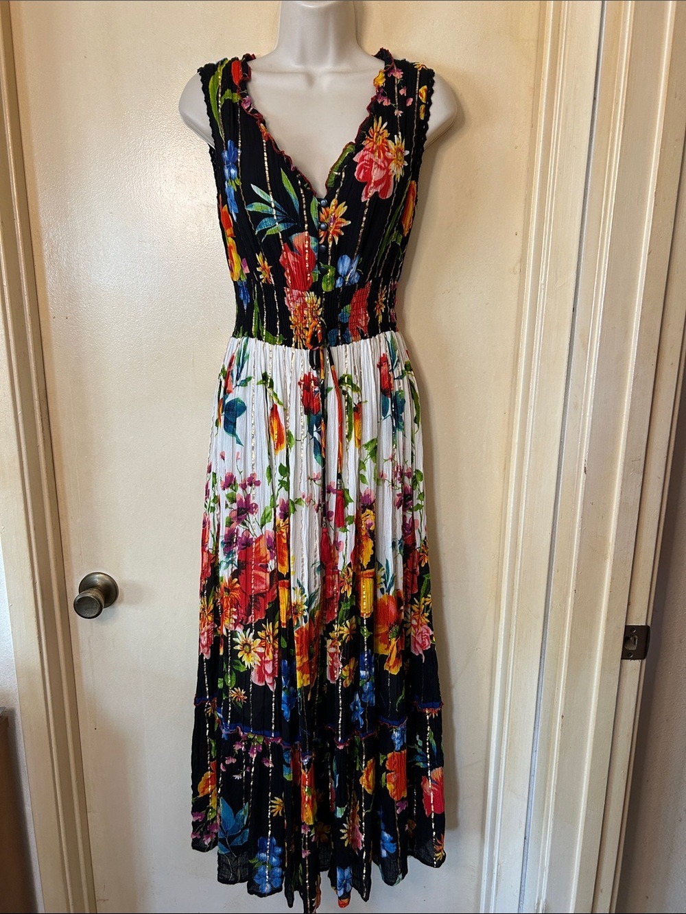 Me 2 Magic Sleeveless Floral V-Neck Maxi Dress in Black and White size S